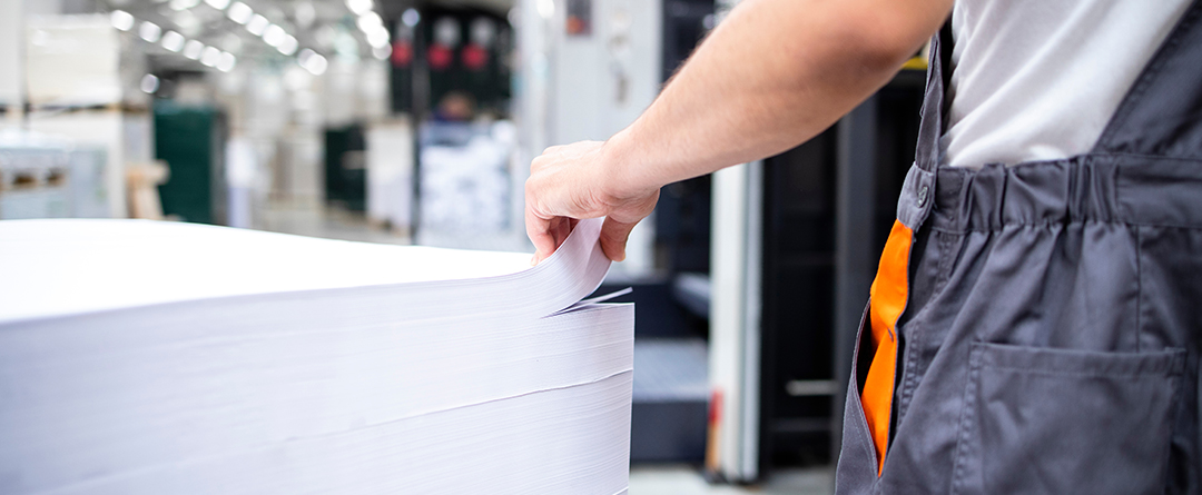 red push pin marked on 29th of white calendar on wooden desk wi